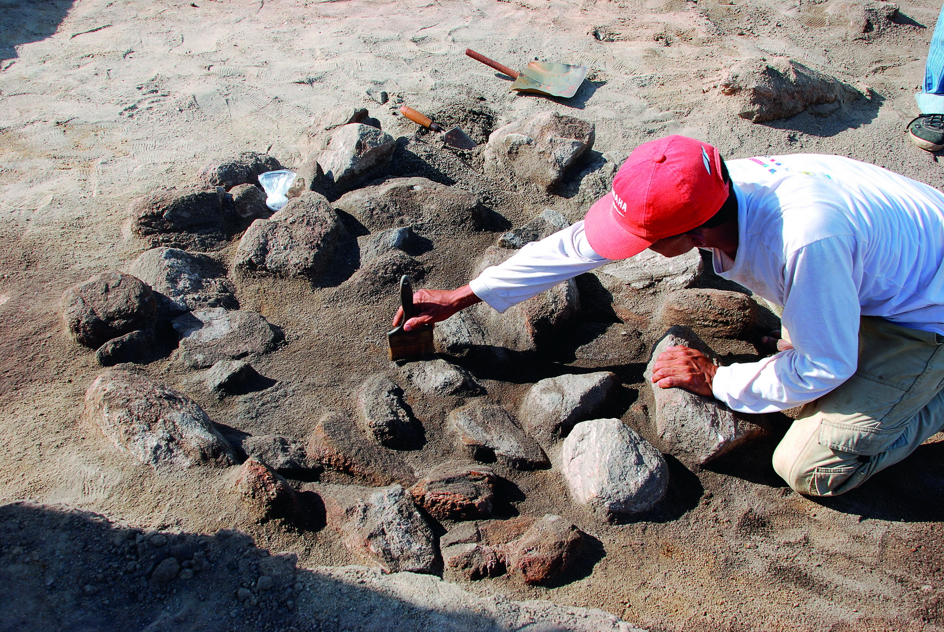 Limpeza e documentação de estrutura arqueológica